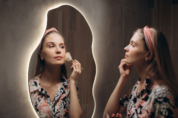 Specchio forma organica illuminato elegante 45x90 cm