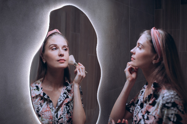 Specchio forma organica illuminato elegante 45x90 cm