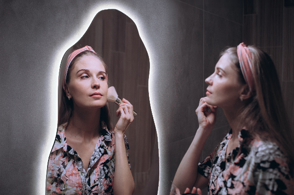 Specchio forma organica illuminato moderno minimalista 40x80 cm