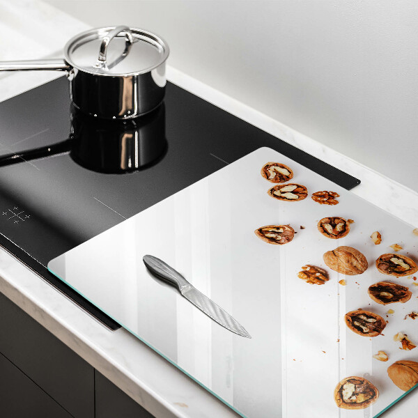 Copertura piano induzione Noci su sfondo bianco