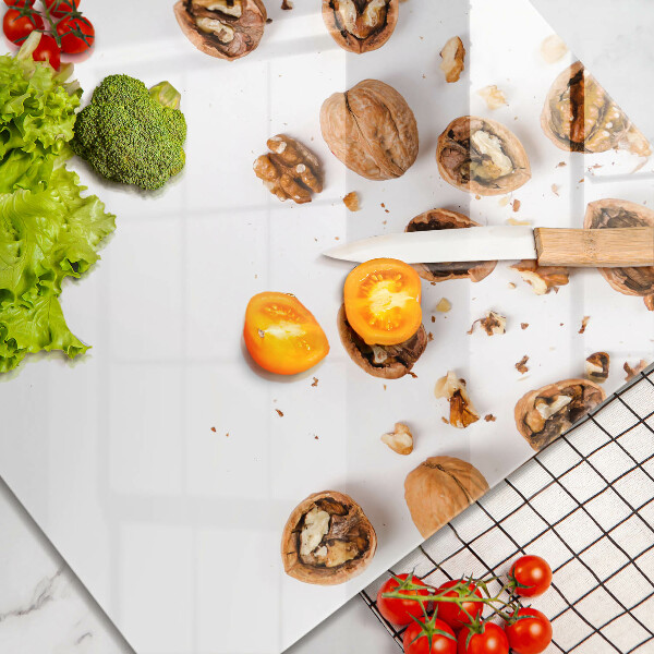 Copertura piano induzione Noci su sfondo bianco