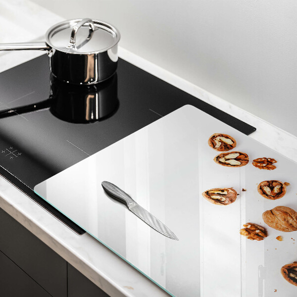 Protezione piano induzione Noci su sfondo bianco