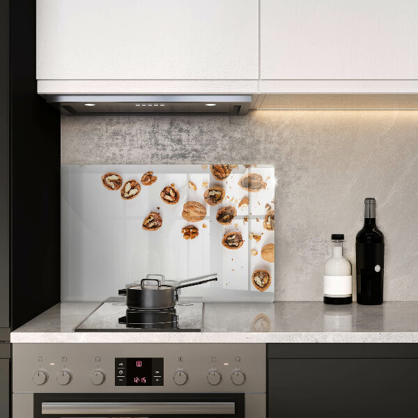 Protezione piano induzione Noci su sfondo bianco