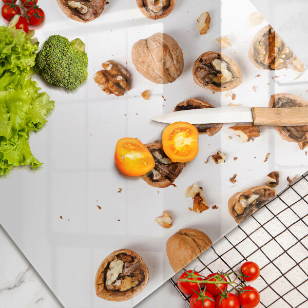 Protezione piano induzione Noci su sfondo bianco