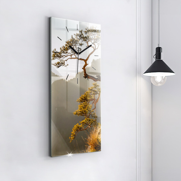 Orologio verticale Un albero in montagna