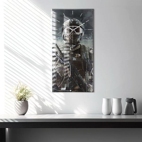 Orologio verticale Soldato con una pistola