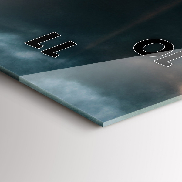 Orologio verticale La Torre Eiffel contro le nuvole