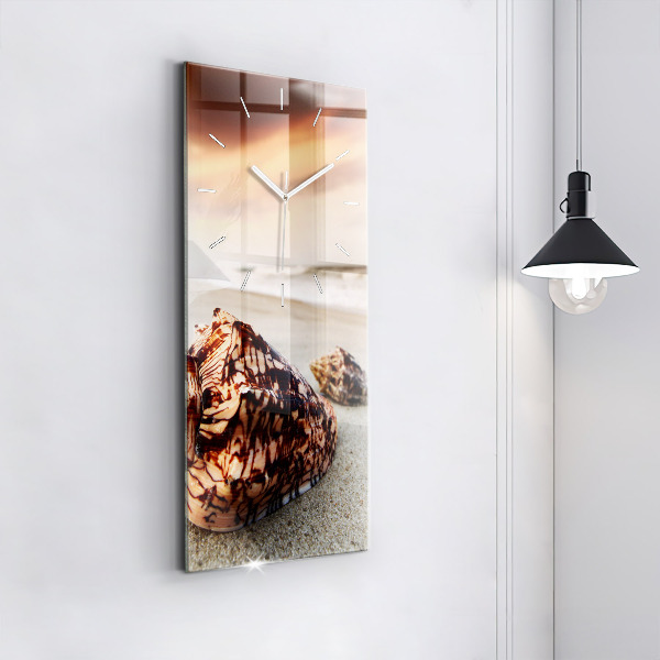 Orologio verticale Una conchiglia sulla spiaggia