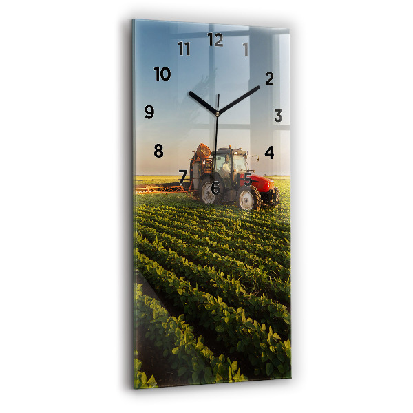 Orologio verticale Trattore in un campo agricolo