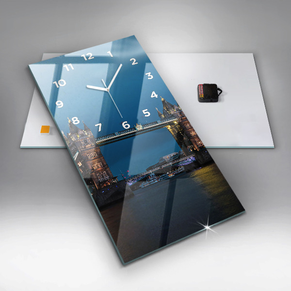 Orologio verticale in vetro Tower Bridge Londra di notte