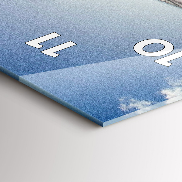 Orologio verticale in vetro La bandiera polacca contro il cielo