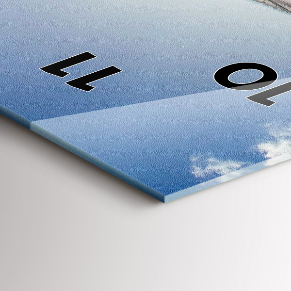 Orologio verticale in vetro La bandiera polacca contro il cielo