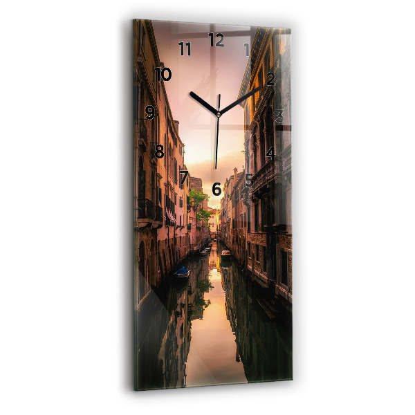 Orologio verticale in vetro Vista del canale in città