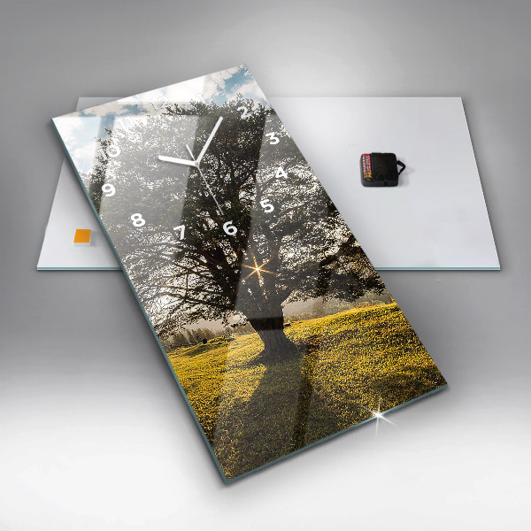 Orologio verticale in vetro Un albero su una collina
