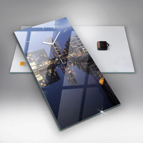 Orologio verticale La città illuminata di notte