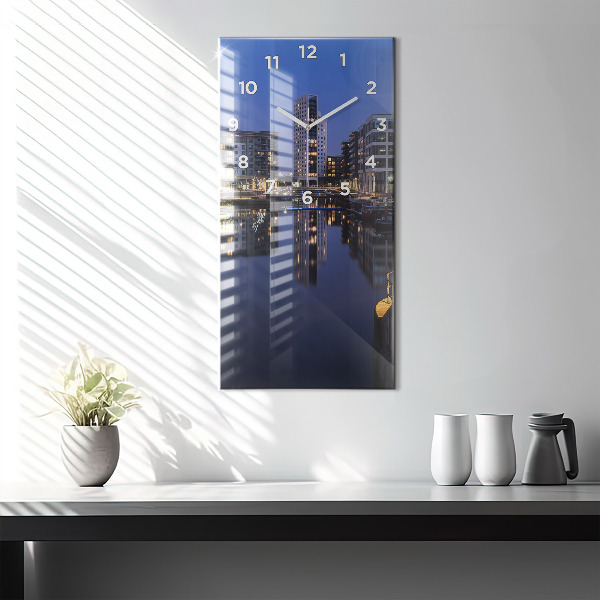 Orologio verticale La città illuminata di notte