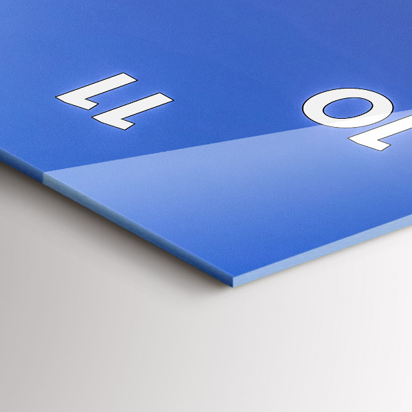 Orologio verticale La città illuminata di notte