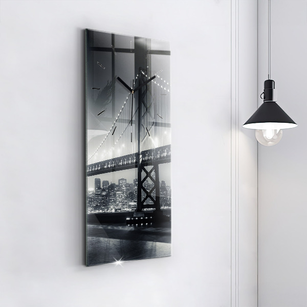 Orologio verticale Ponte di San Francisco di notte
