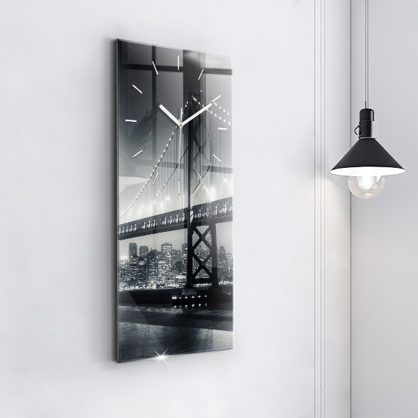 Orologio verticale Ponte di San Francisco di notte