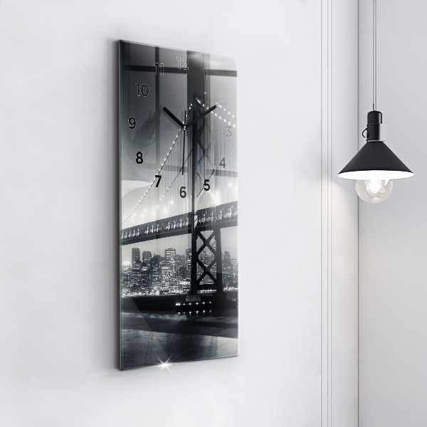 Orologio verticale Ponte di San Francisco di notte