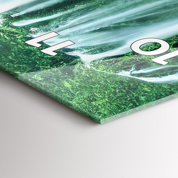 Orologio verticale Cascata tra il muschio