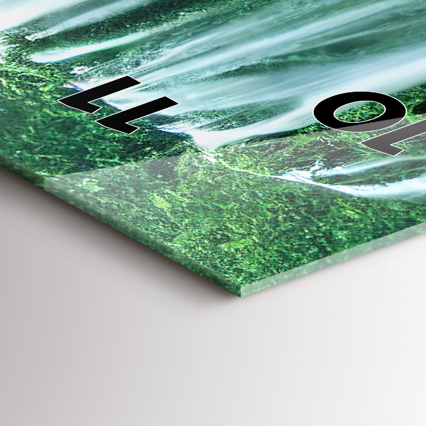 Orologio verticale Cascata tra il muschio