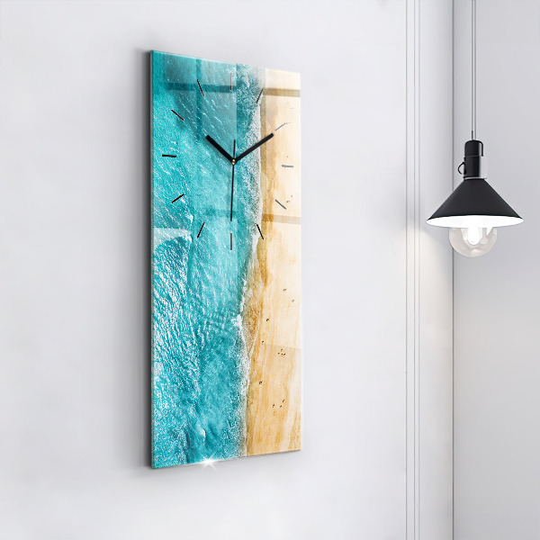 Orologio verticale gente spiaggia mare