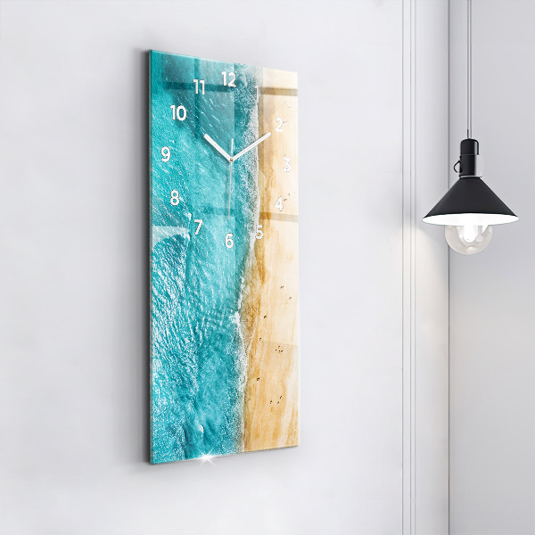 Orologio verticale gente spiaggia mare