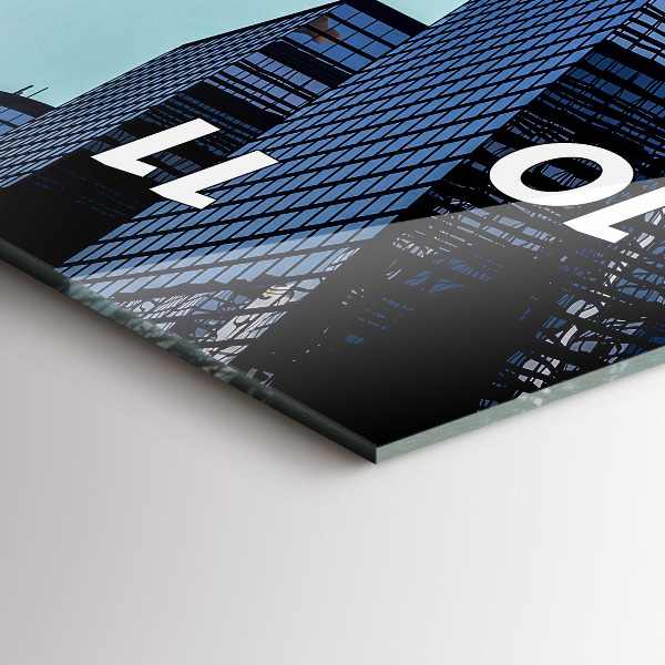 Orologio verticale Aereo sopra gli edifici