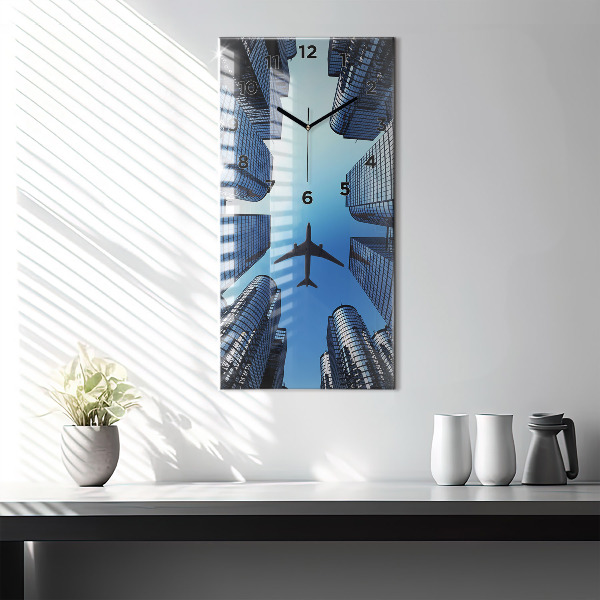 Orologio verticale Aereo sopra gli edifici