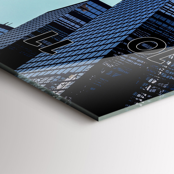 Orologio verticale Aereo sopra gli edifici