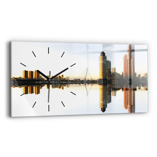 Orologi orizzontali Una città sul fiume
