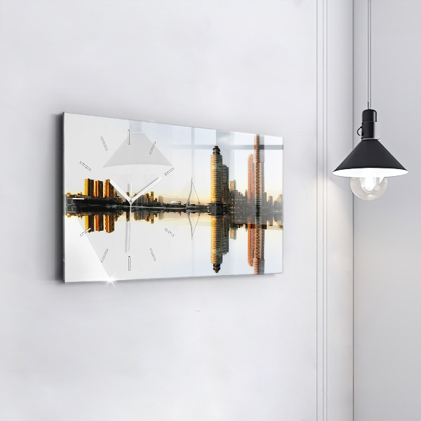 Orologi orizzontali Una città sul fiume