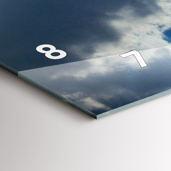 Orologi orizzontali La bandiera polacca contro il cielo