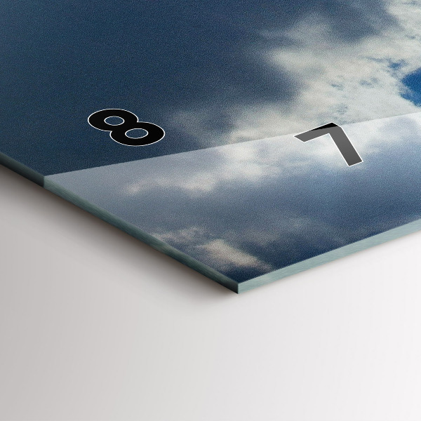 Orologi orizzontali La bandiera polacca contro il cielo