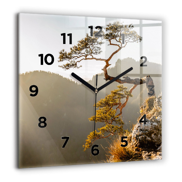Orologio quadrato Un albero in montagna