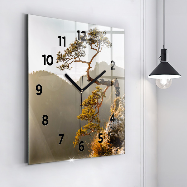 Orologio quadrato Un albero in montagna