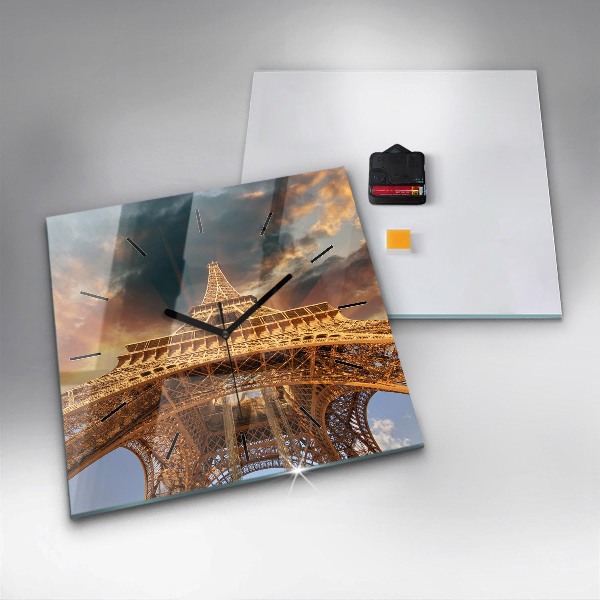 Orologio quadrato La Torre Eiffel contro le nuvole