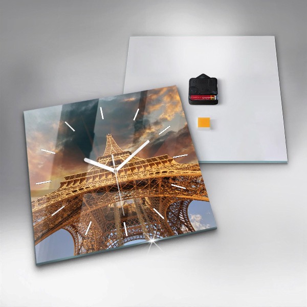 Orologio quadrato La Torre Eiffel contro le nuvole