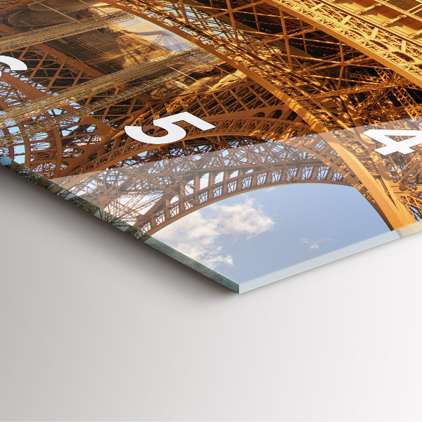 Orologio quadrato La Torre Eiffel contro le nuvole