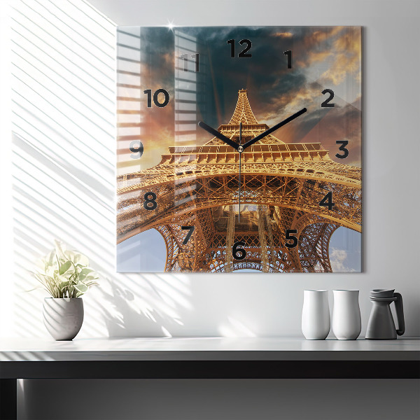 Orologio quadrato La Torre Eiffel contro le nuvole
