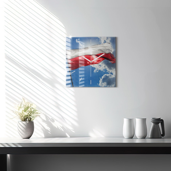 Orologio quadrato La bandiera polacca contro il cielo