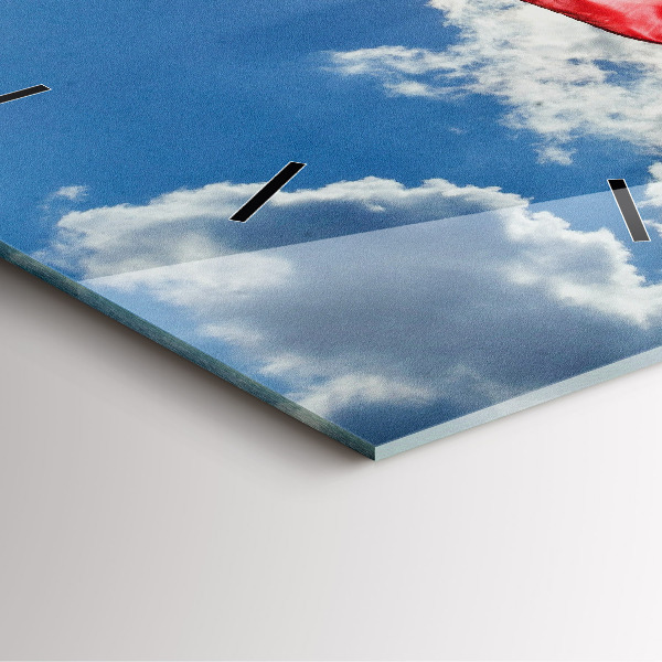 Orologio quadrato La bandiera polacca contro il cielo