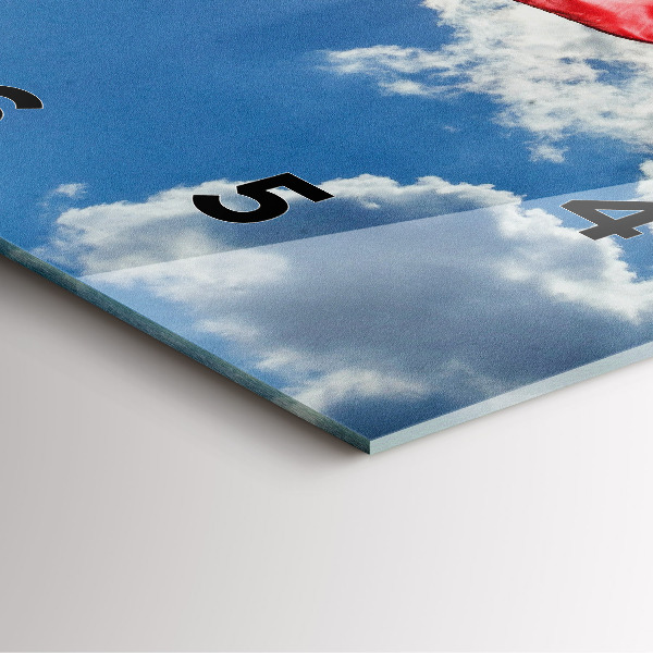 Orologio quadrato La bandiera polacca contro il cielo