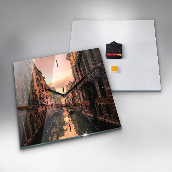 Orologio quadrato Vista del canale in città