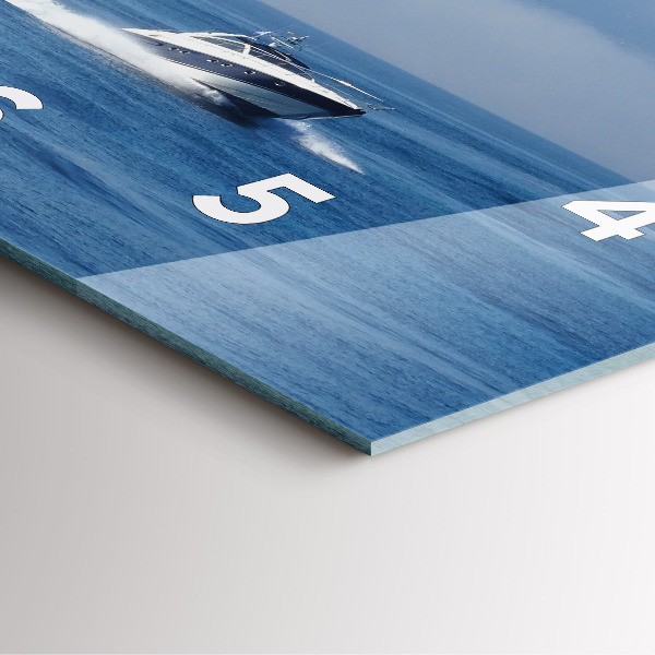 Orologio quadrato Una barca che galleggia sull'oceano