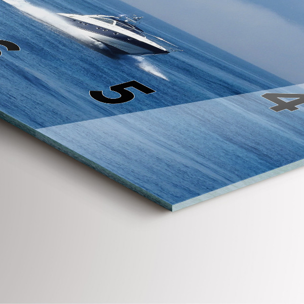 Orologio quadrato Una barca che galleggia sull'oceano