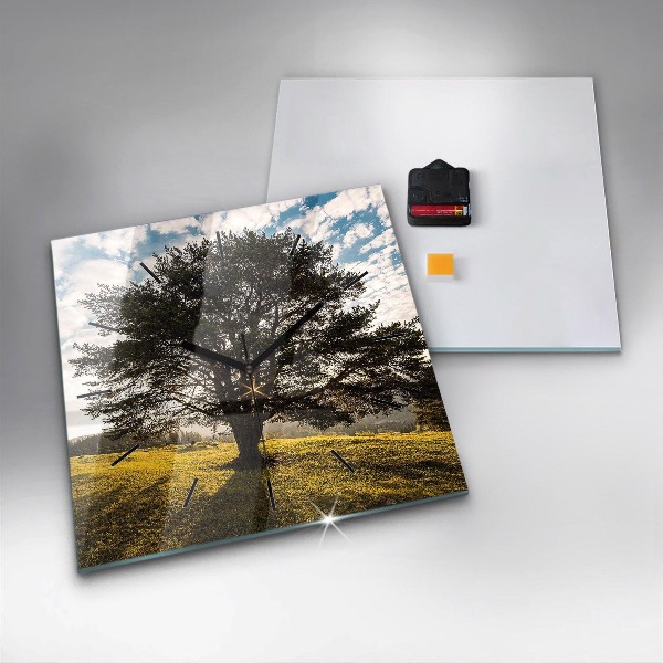 Orologio quadrato Un albero su una collina