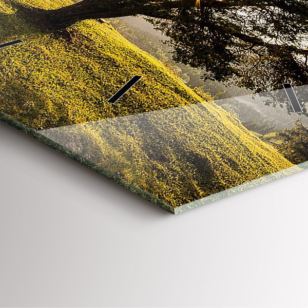 Orologio quadrato Un albero su una collina