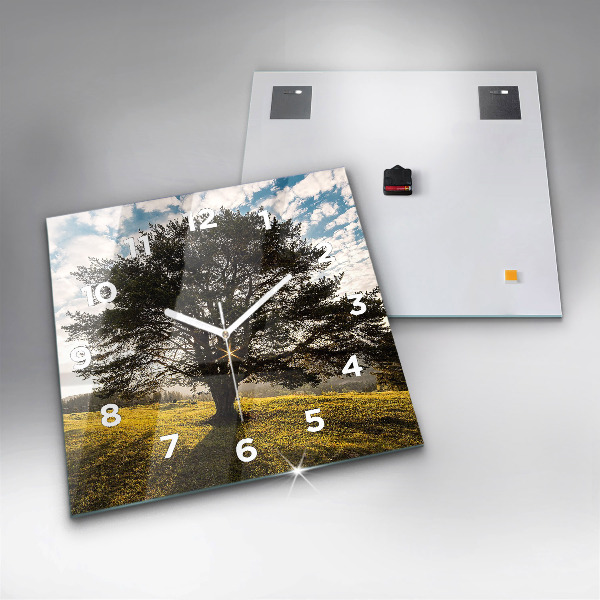Orologio quadrato Un albero su una collina